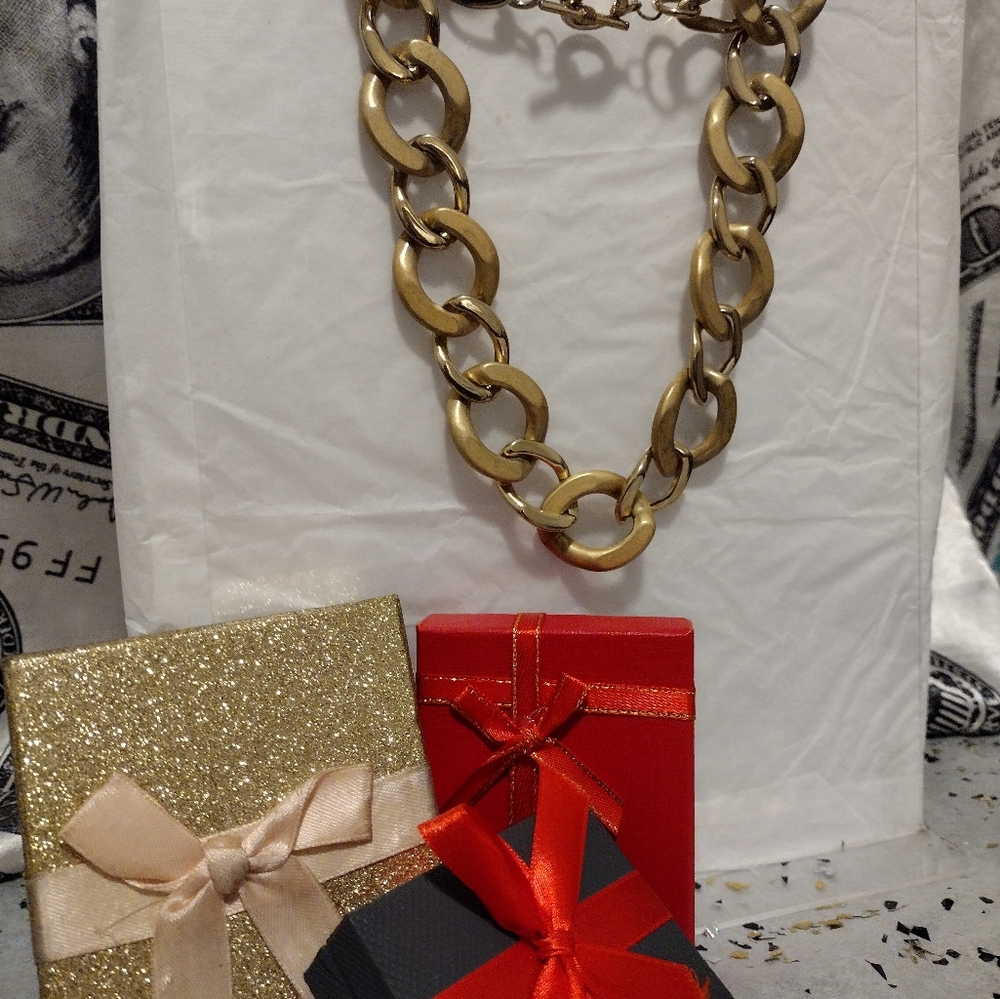 Elegant Gold Chain Necklace - Picture 4 of 4